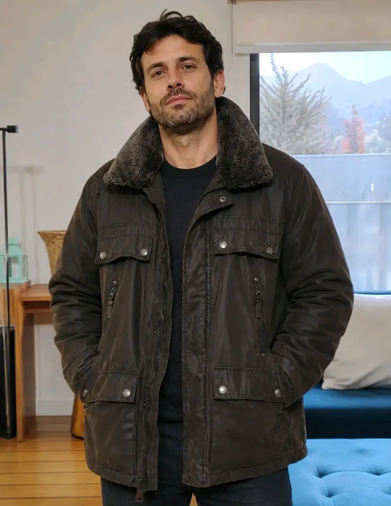 Chaqueta marrón con cuello de piel sintética