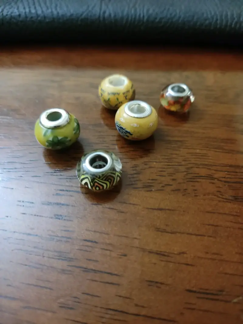 Cuentas de vidrio para pulseras.