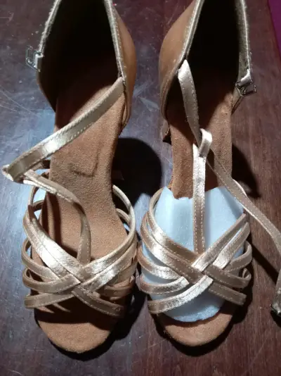 Tacones altos color beige - miniatura 2