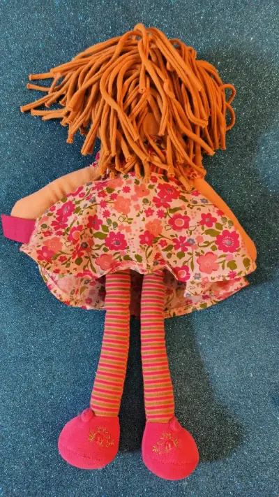 Muñeca de trapo, tela floral - miniatura 2