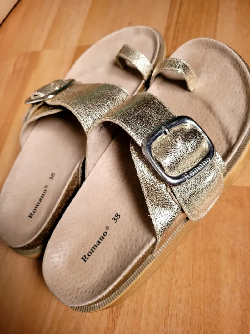 Sandalias doradas con hebilla - 1