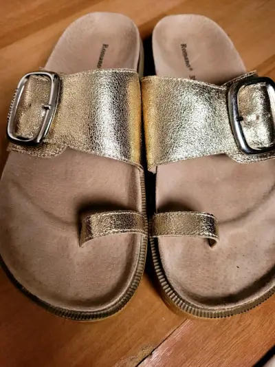 Sandalias doradas con hebilla - miniatura 2