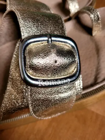 Sandalias doradas con hebilla - miniatura 4
