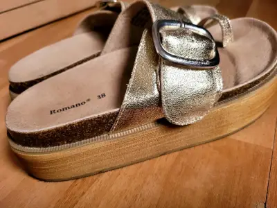 Sandalias doradas con hebilla - miniatura 5