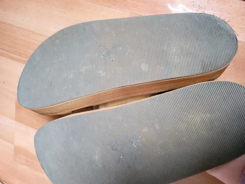 Sandalias doradas con hebilla - 6