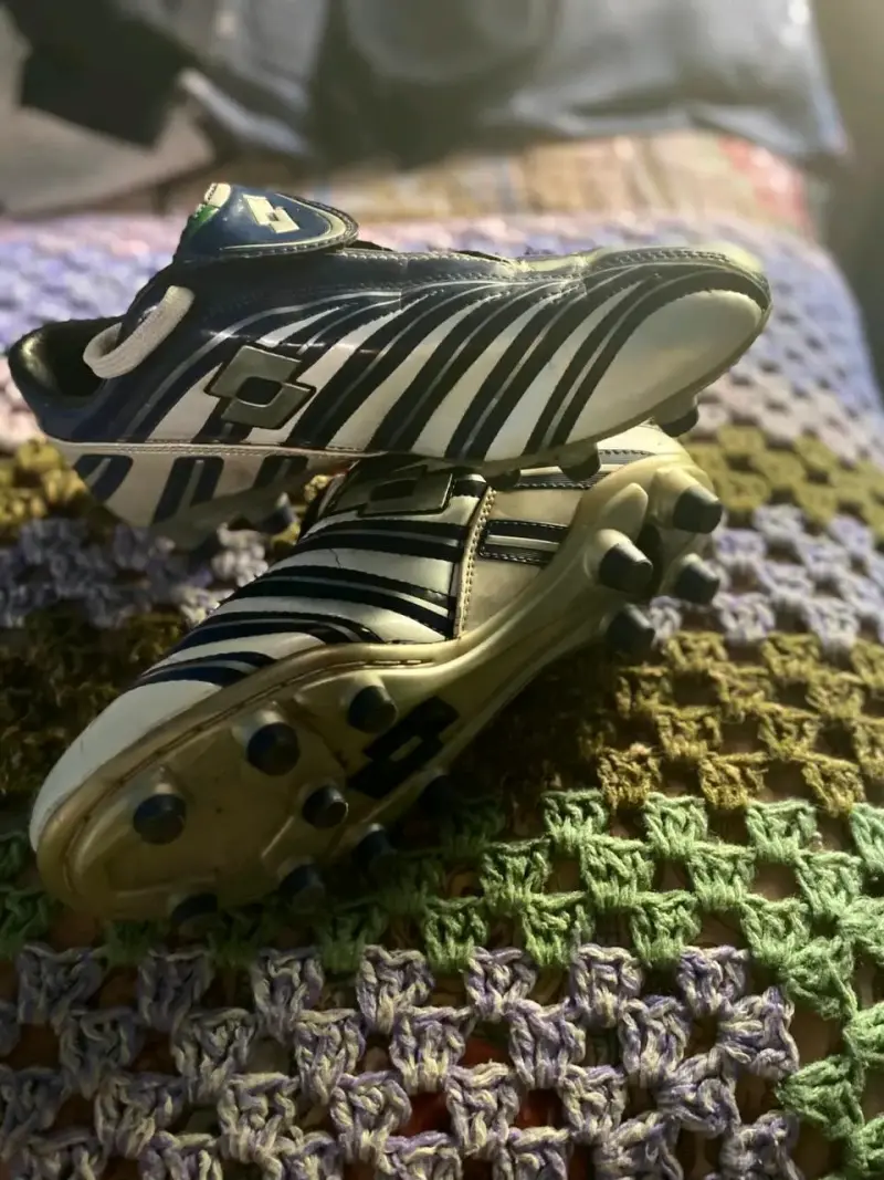 Botines de fútbol Lotto azul y blanco - 1