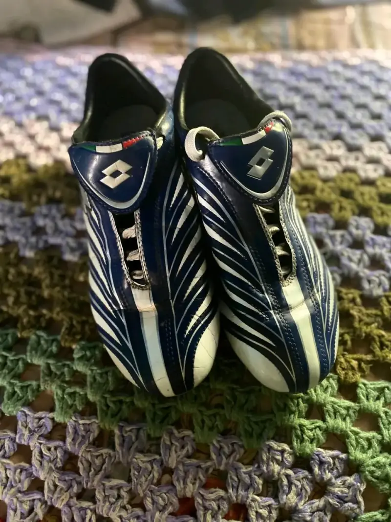 Botines de fútbol Lotto azul y blanco - 2
