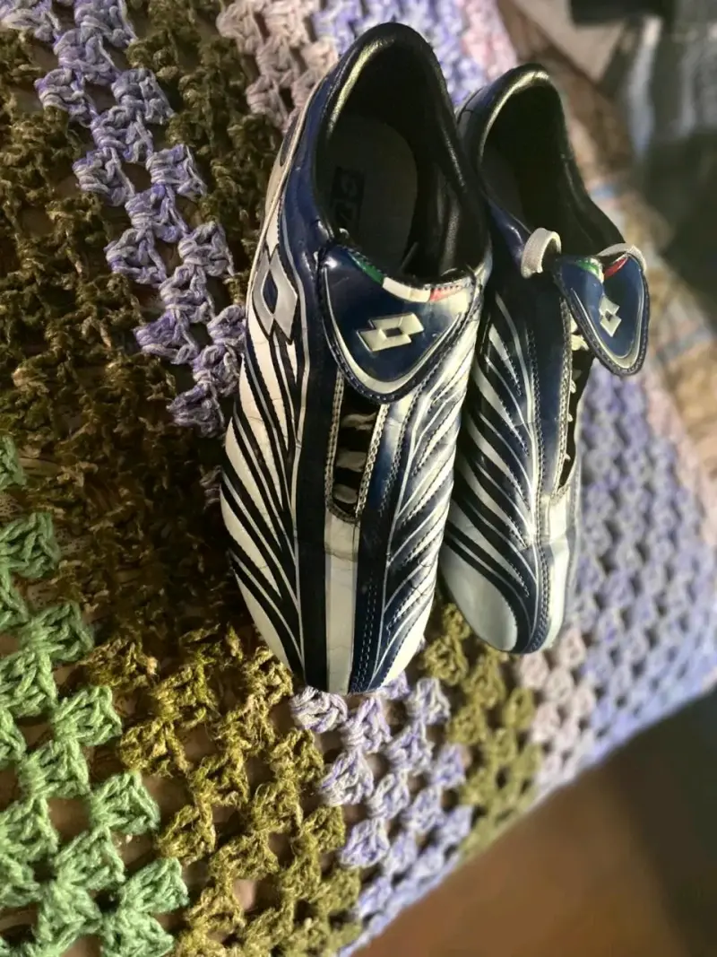 Botines de fútbol Lotto azul y blanco - 3
