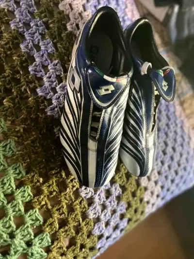 Botines de fútbol Lotto azul y blanco - miniatura 3