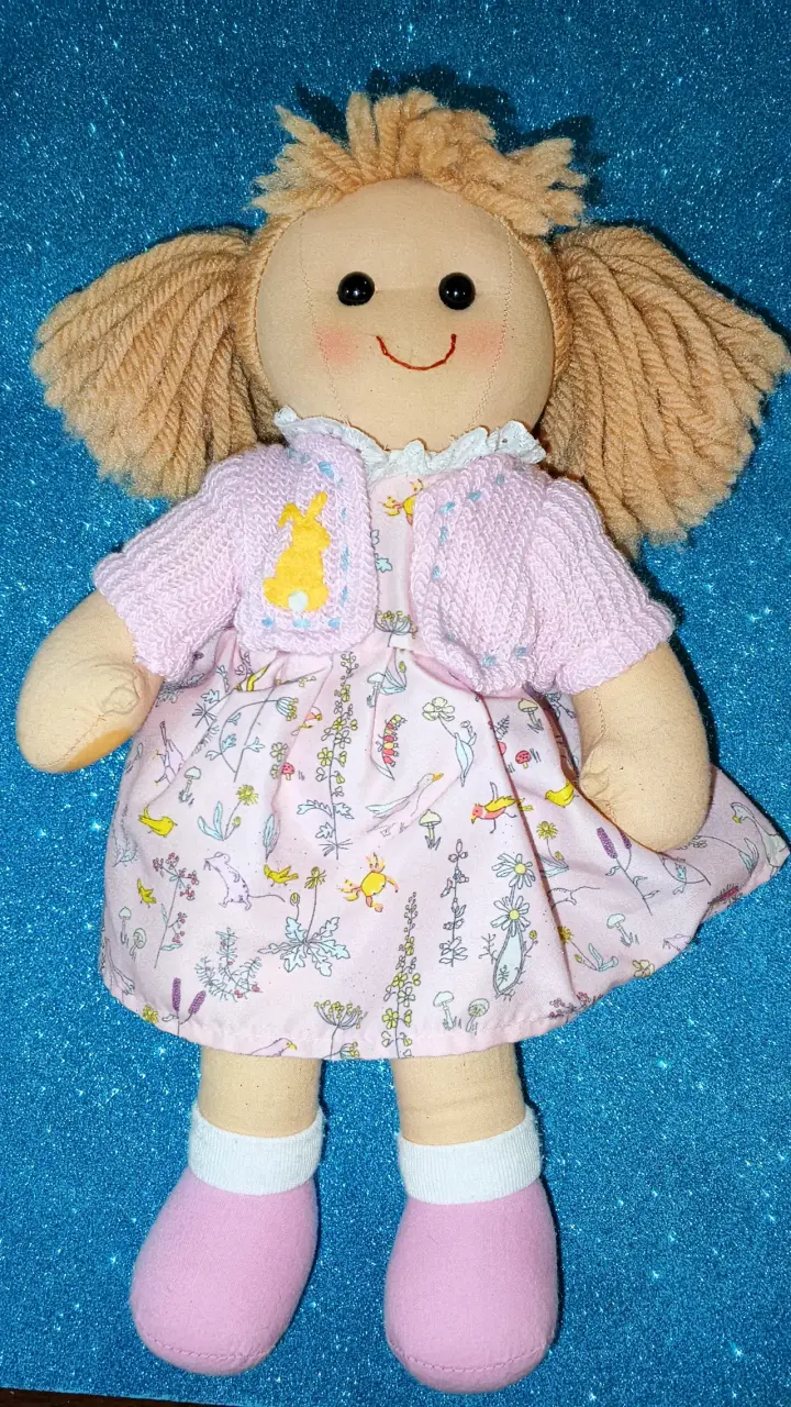 Muñeca de trapo con vestido floral - 1