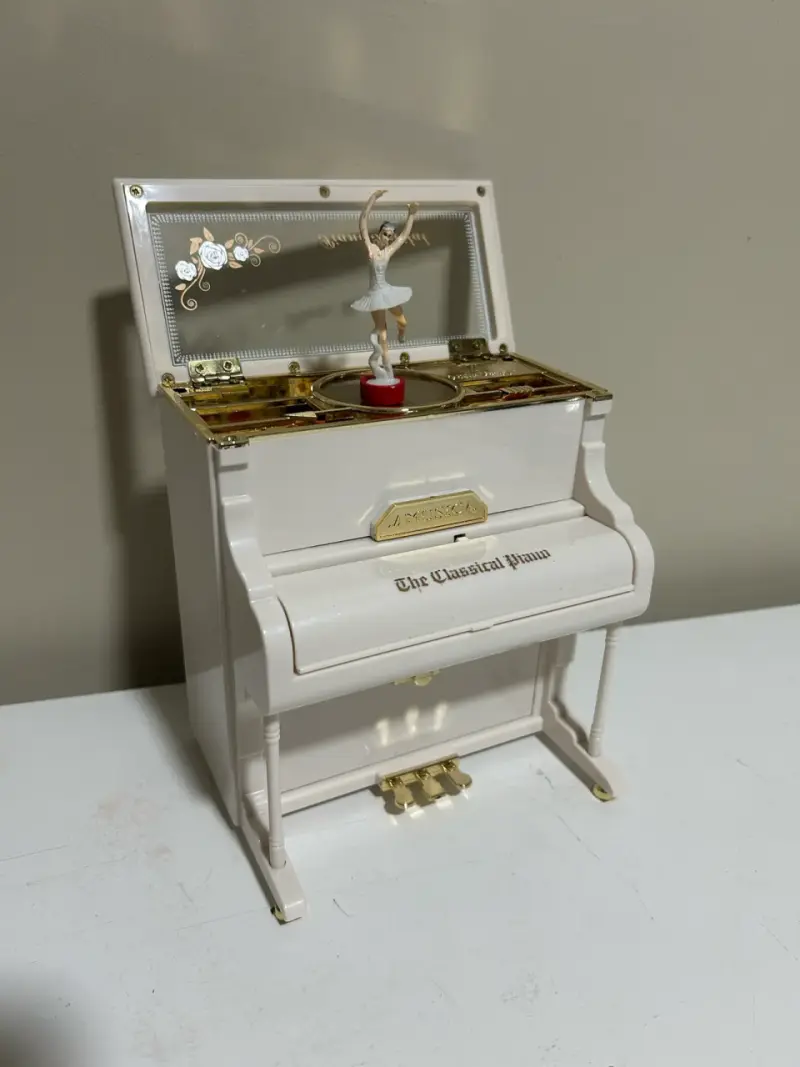 Caja musical piano clásico