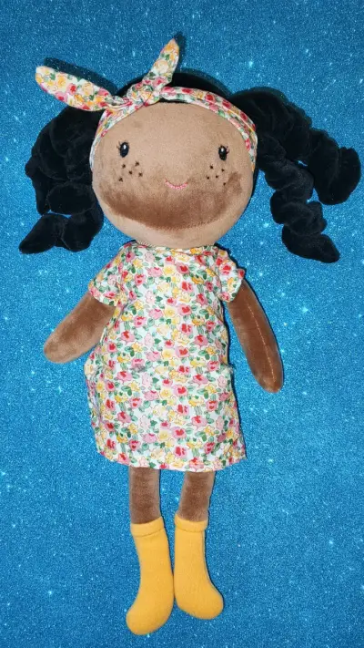 Muñeca de trapo con vestido floral - miniatura 1