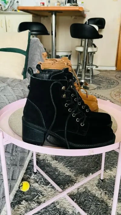 Botines negro y marrón Marca The Hills talla 37 - miniatura 2