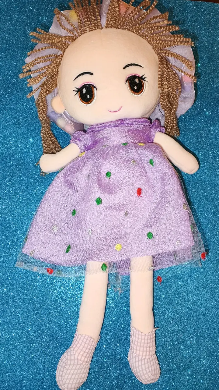 Muñeca de peluche con vestido lila - 1