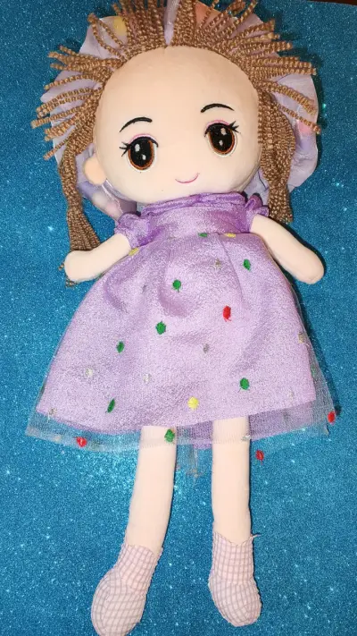 Muñeca de peluche con vestido lila - miniatura 1