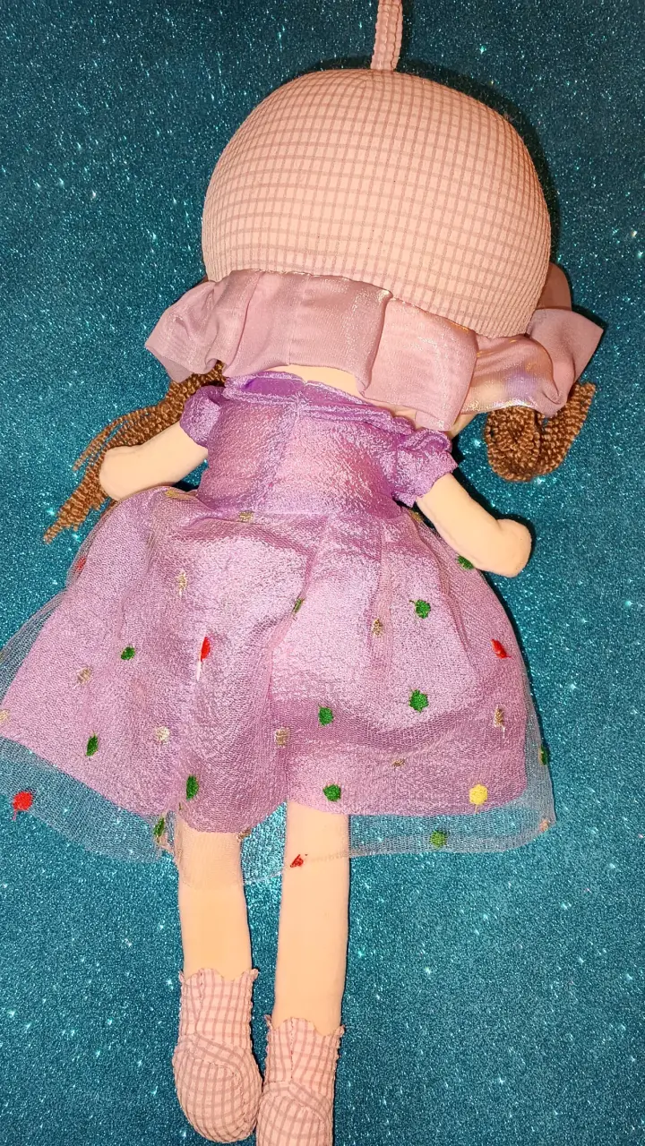 Muñeca de peluche con vestido lila - 2