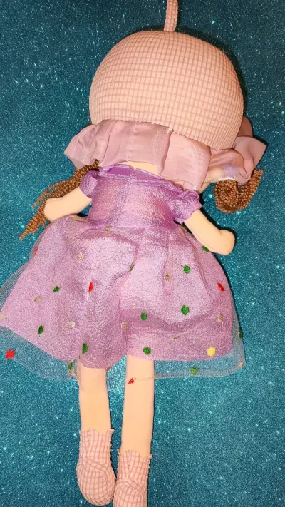 Muñeca de peluche con vestido lila - miniatura 2