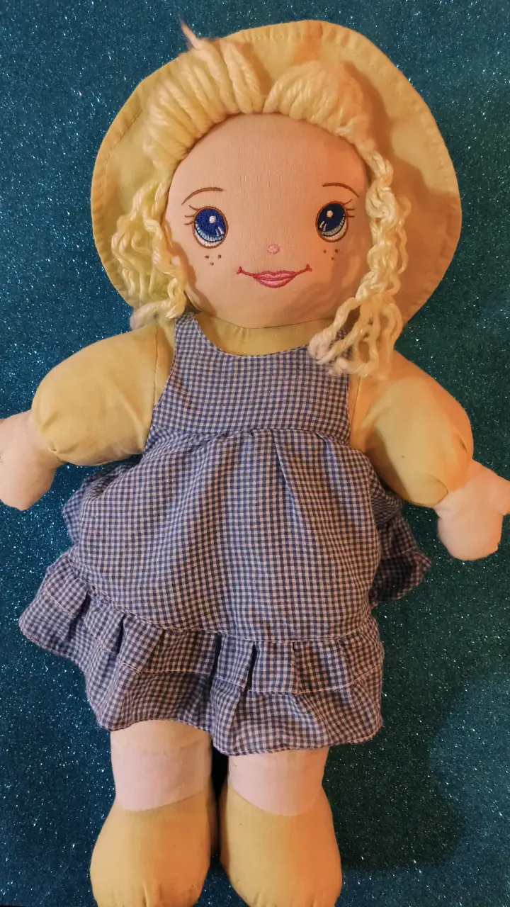 Muñeca de tela amarilla - 1