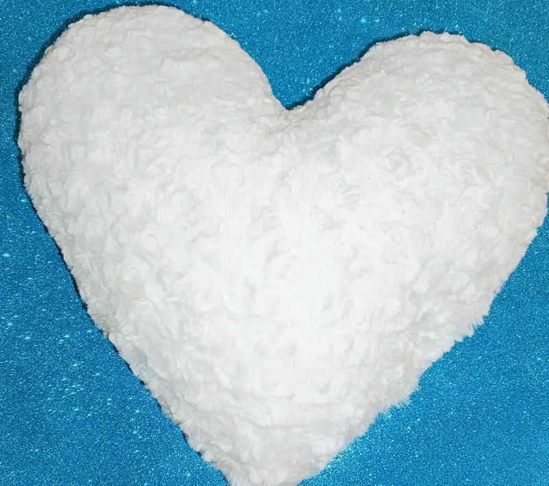Cojín decorativo corazón blanco