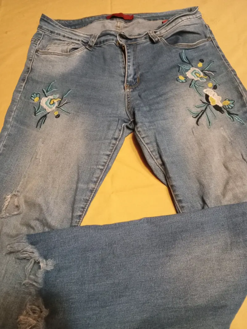 Jeans azules con bordado floral - 1