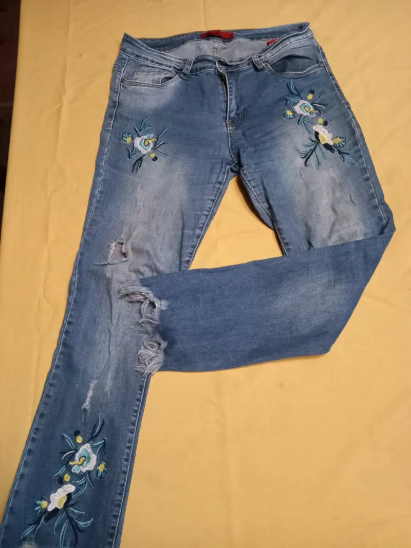 Jeans azules con bordado floral - 2