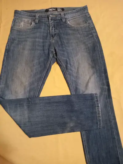 Jeans azules con bordado floral - miniatura 3