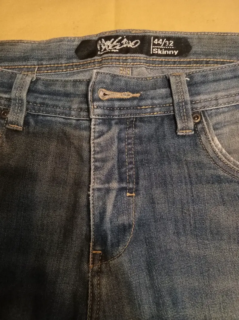 Jeans azules con bordado floral - 4