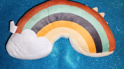 Cojín arcoíris con sol sonriente - miniatura 2
