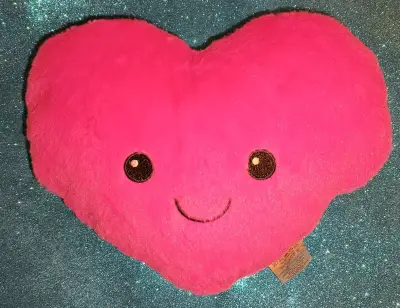 Cojín de peluche para manitos, corazón rosa - miniatura 1