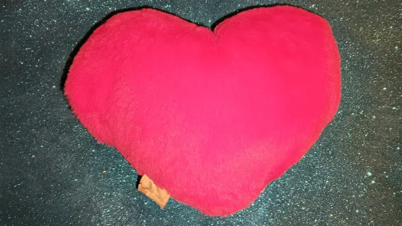 Cojín de peluche para manitos, corazón rosa - 2