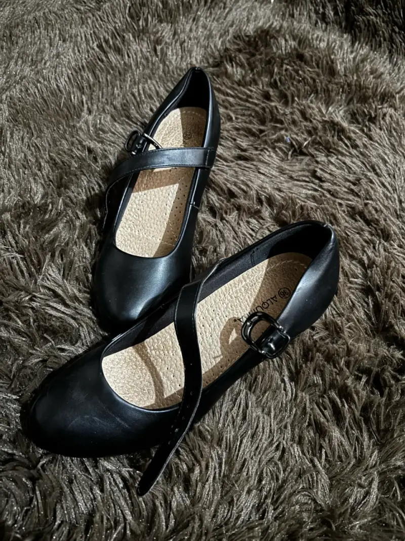 Zapatos negros con correa - 1