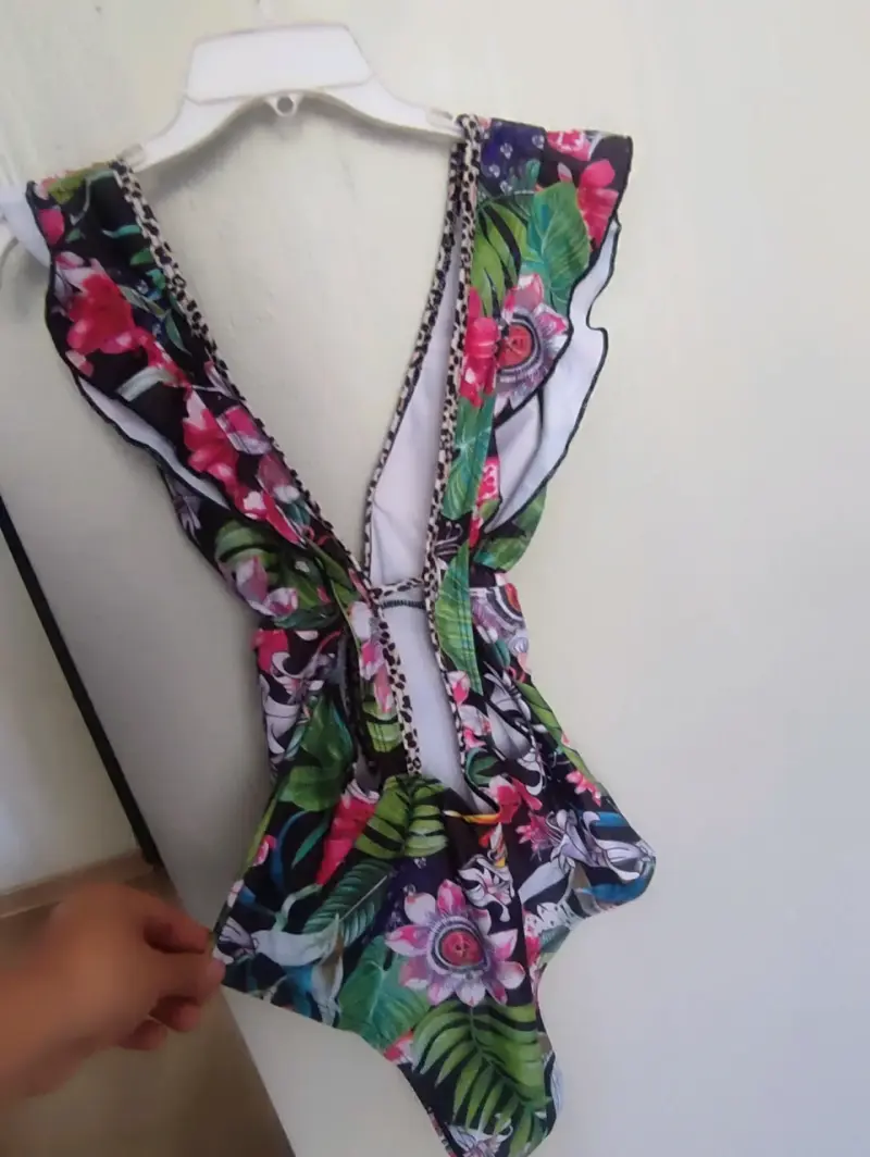Traje de baño floral con volantes - 1