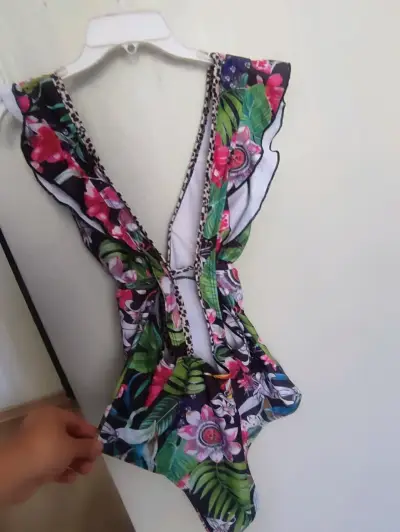 Traje de baño floral con volantes - miniatura 1