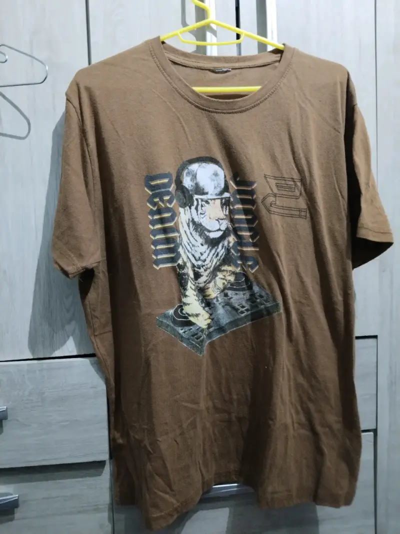 Polera marrón con diseño gráfico - 1
