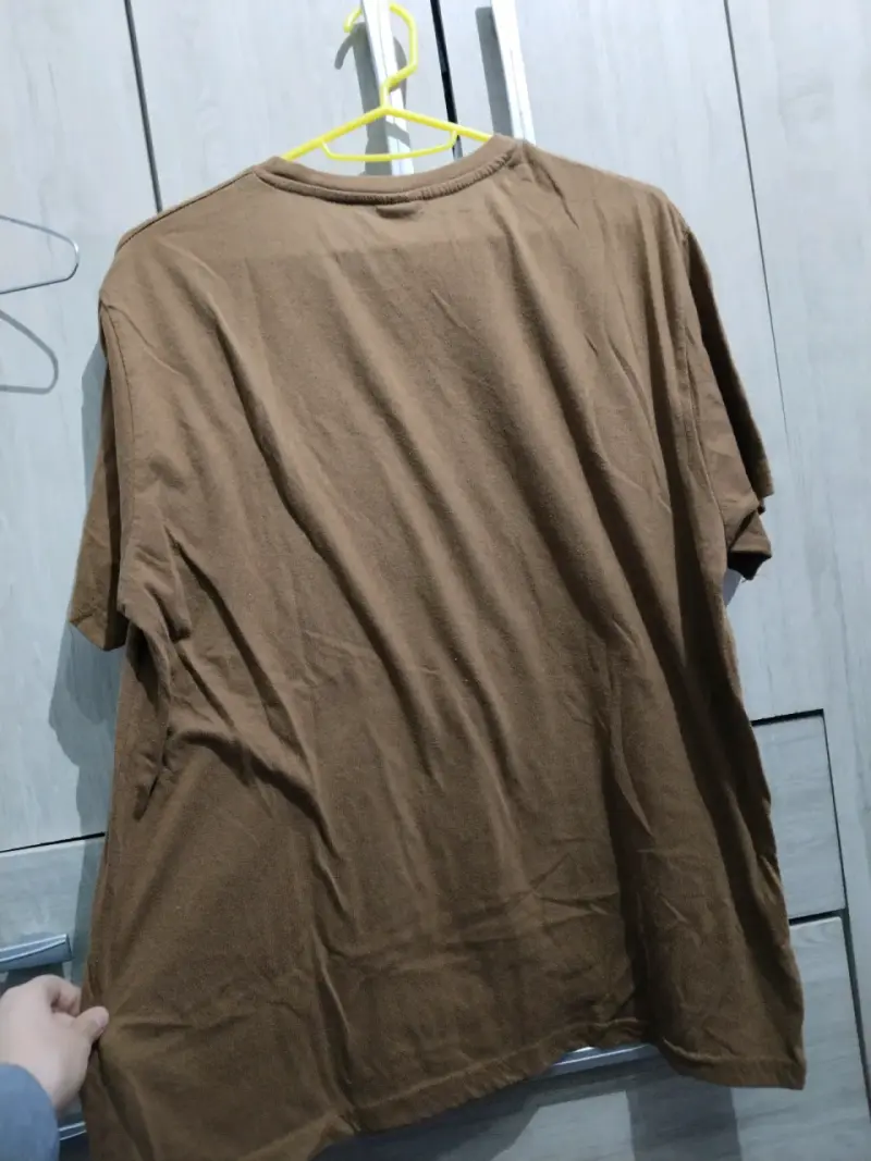 Polera marrón con diseño gráfico - 2