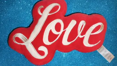 Cojín decorativo rojo 'Love' - miniatura 1