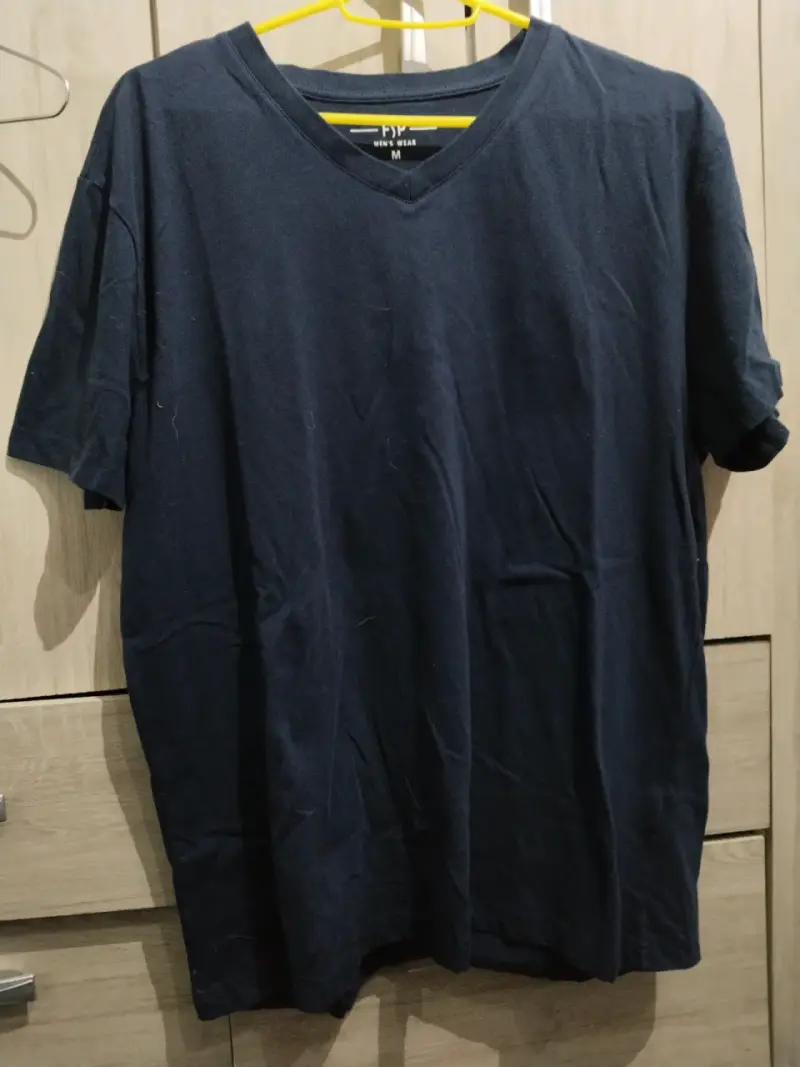 Polera azul marino cuello V hombre - 1