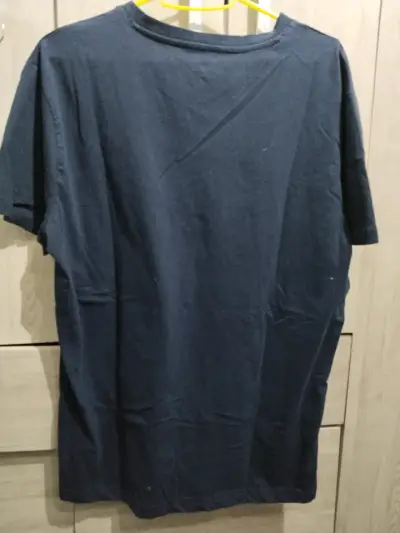 Polera azul marino cuello V hombre - miniatura 2