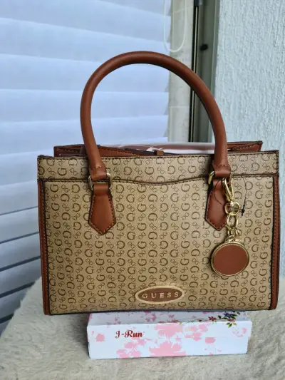 Cartera Guess café logotipada - miniatura 1