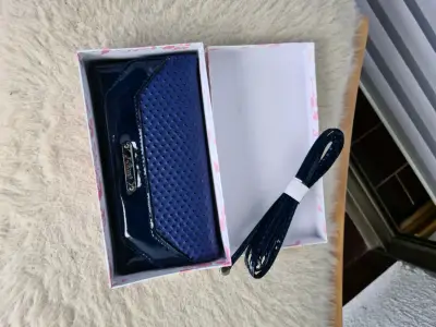 Cartera Guess café logotipada - miniatura 2