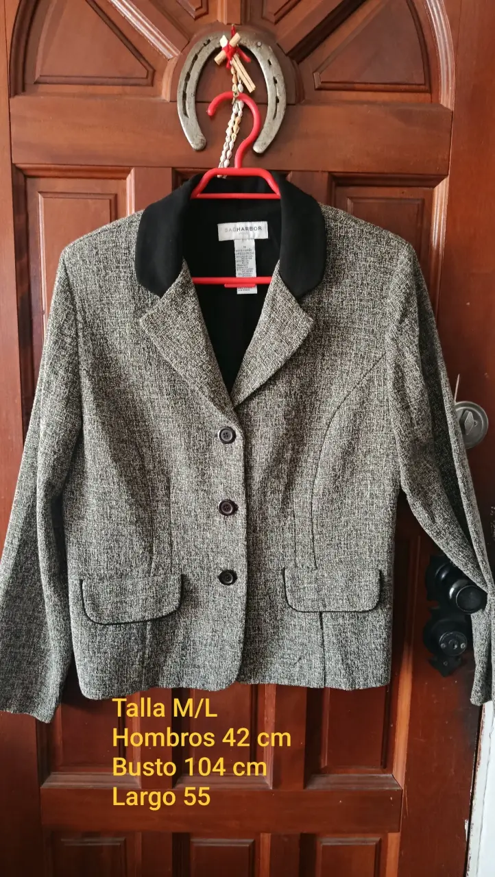 Blazer gris con solapa negra