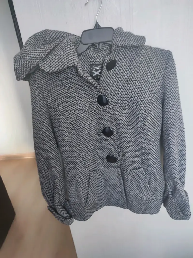 Abrigo gris con capucha - 1