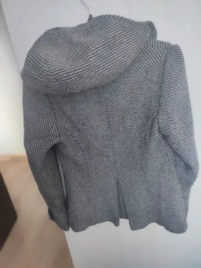 Abrigo gris con capucha - miniatura 2