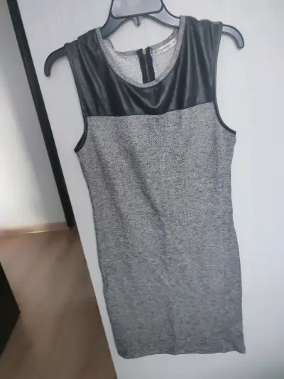Vestido gris con detalles negros - miniatura 1