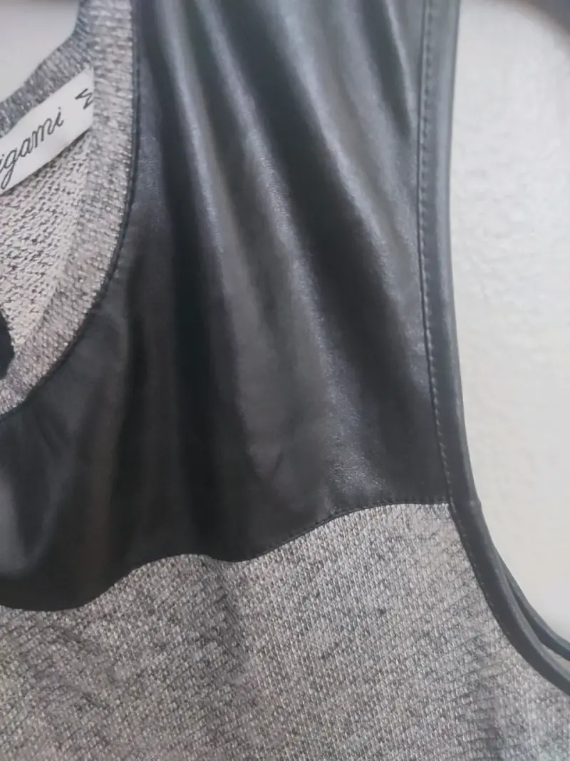 Vestido gris con detalles negros - 2