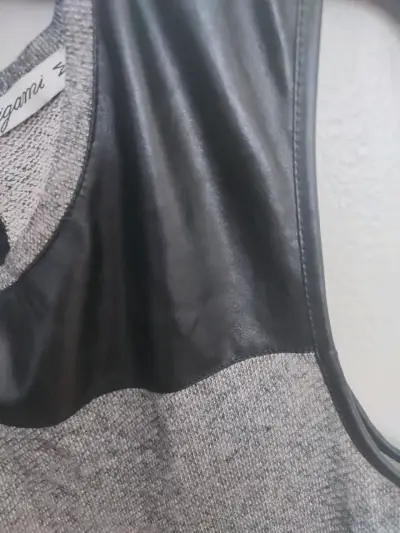 Vestido gris con detalles negros - miniatura 2