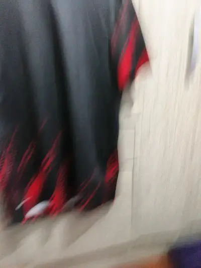 Polera negra con detalles rojos - miniatura 1