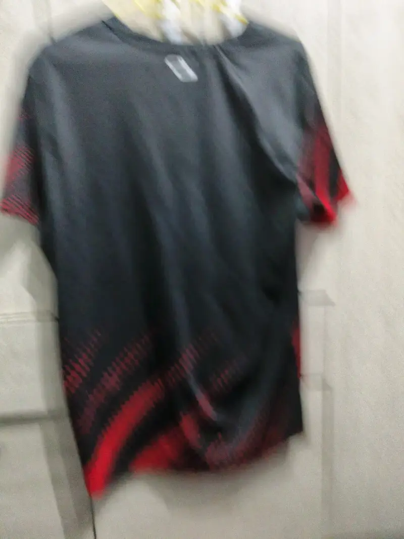 Polera negra con detalles rojos - 2