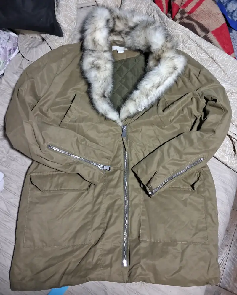 Parka caqui con cuello de piel