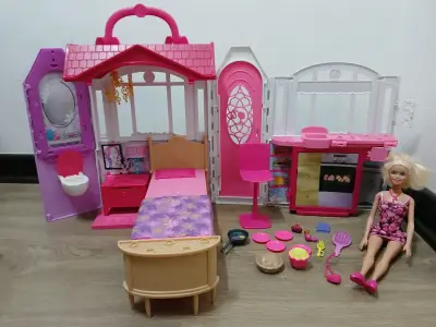 Casa de muñeca barbie con accesorios - miniatura 1